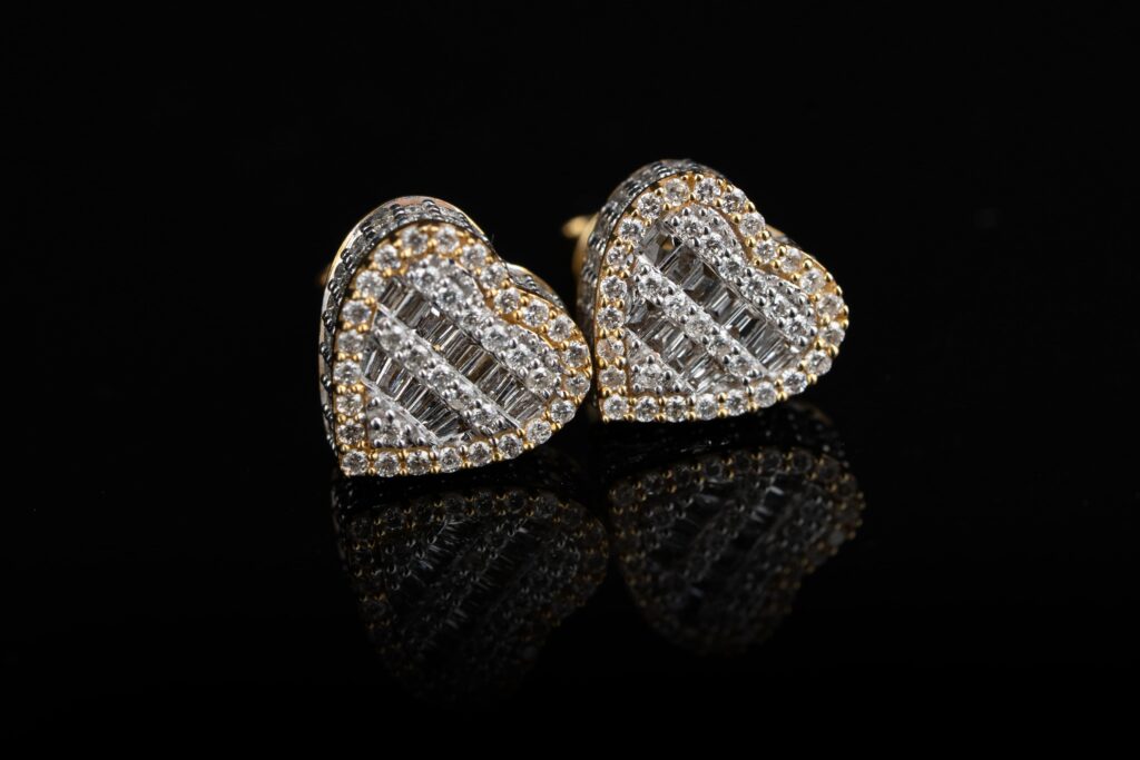 Aretes en forma de corazón elaborado con diamantes naturales con corte baguette.