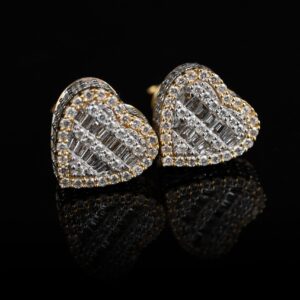 Aretes en forma de corazón elaborado con diamantes naturales con corte baguette.