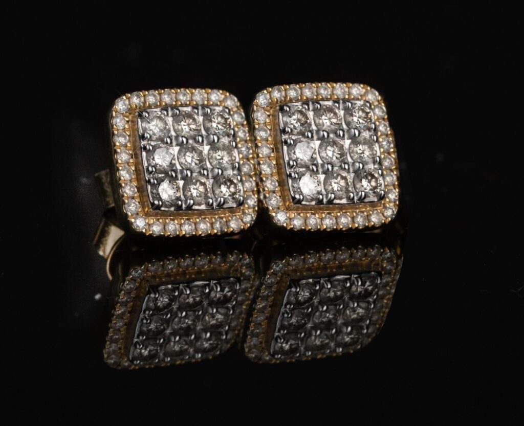 Aretes con diamantes con corte redondo.