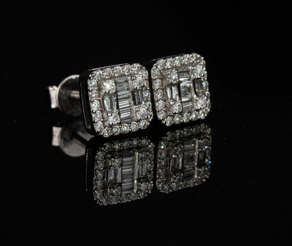 Aretes de forma cuadrada con diamantes redondos y corte baguette.