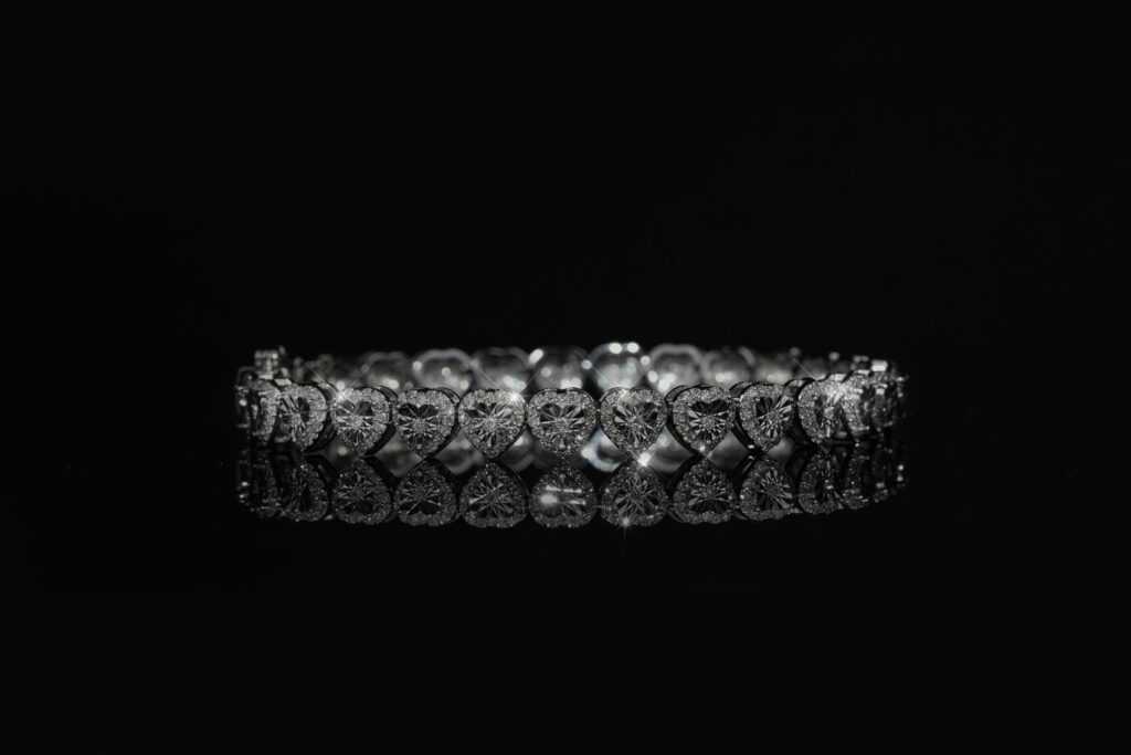 Brazalete con diamantes en forma de corazón.