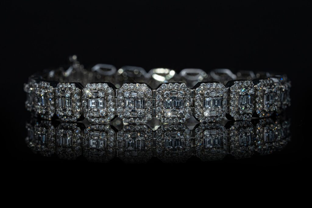 Brazalete con diamantes baguette y redondos en oro blanco.