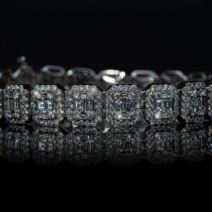 Brazalete con diamantes baguette y redondos en oro blanco.