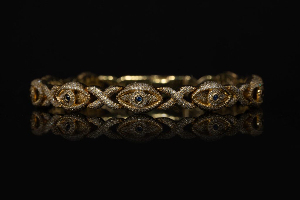 Brazalete con forma de infinitos y ojos, elaborado con diamantes naturales.
