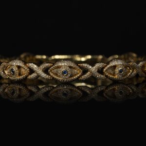 Brazalete con forma de infinitos y ojos, elaborado con diamantes naturales.