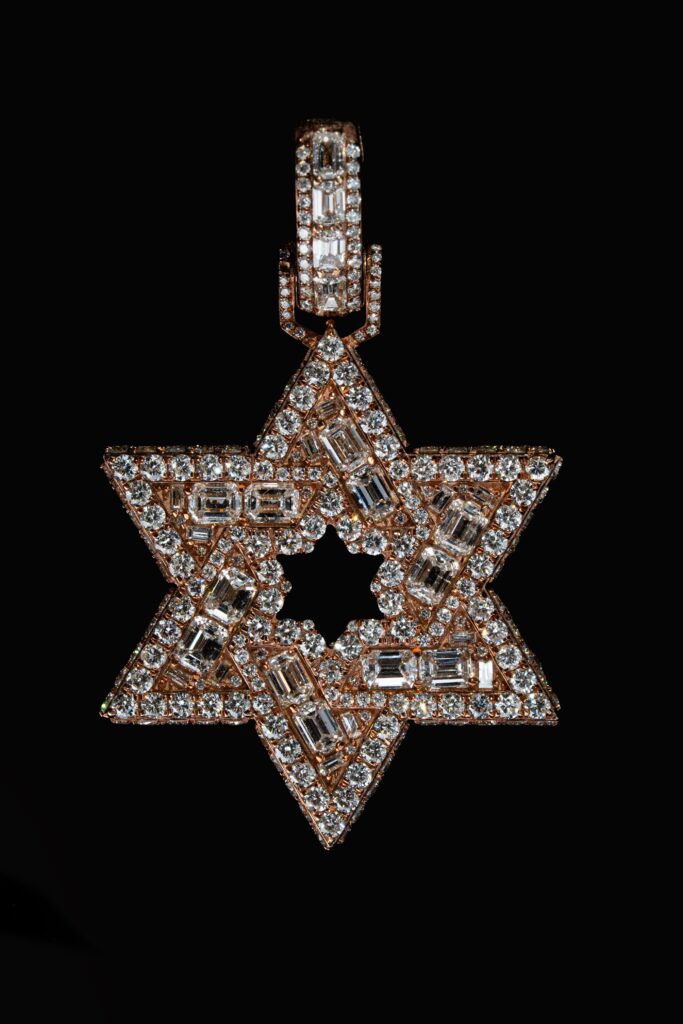 Dije con forma de estrella de David. Elaborado con diamantes naturales.